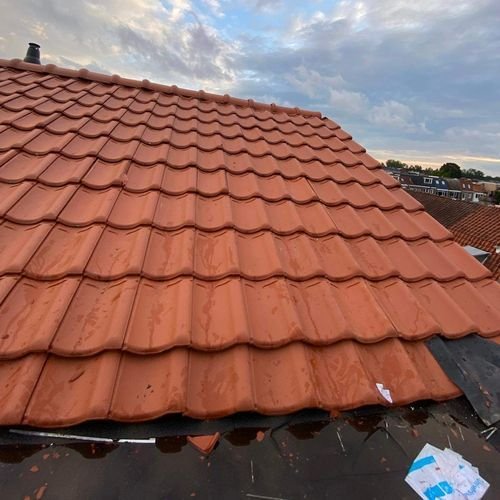 Mooie dakpannen geplaatst Dakdekker Ermelo inspectie van pannendak